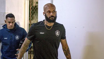 Pedro Vitor (ao fundo) e Bruno Silva estão suspensos