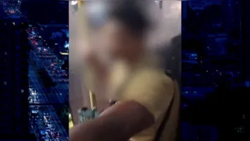 Suspeito foi gravado enquanto tentava descer do ônibus, e a Polícia Civil investiga o caso