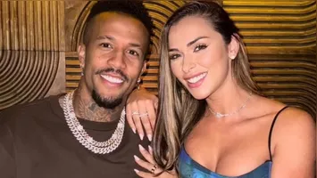 Eder Miltão e a namorada Tainá Castro aproveitaram o dia de sol em Ibiza.