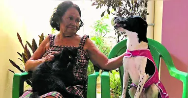 Maria do Rosário com a cachorrinha Fione a o gato Balotelli.