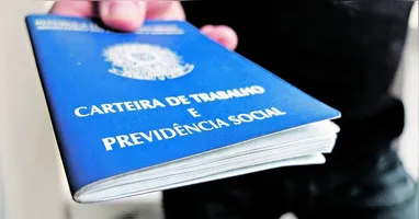 O Pará manteve, em agosto, a tendência positiva na geração de empregos formais. O número de pessoas ocupadas no mercado de trabalho chegou a 4.688, fruto de 42.773 admissões contra 38.085 desligamentos. São oito meses consecutivos de resultados positivos na geração de empregos em todos os macros setores econômicos do Estado, com destaque para o setor de serviços com a geração de 1.515 vagas, seguido do comércio com 1.471 e construção com a geração de 869 postos de trabalhos. De janeiro a agosto foram contratadas 37.331 pessoas com carteira assinada, o maior resultado da região Norte.

Desde janeiro o saldo de empregos formais na região Norte se mantém positivo, com destaque também para o Estado do Pará que foi responsável por mais de 35% de todos os 104.773 postos de trabalho na região.

Os setores que mais geraram empregos no mercado paraense desde o início deste ano foram: serviços, com a geração de 15.169 postos de trabalhos; seguido da construção com 11.085 postos de trabalhos. O comércio teve 8.063 contratações com carteira assinada e a construção gerou 4.558 novas vagas. Na outra ponta, o saldo negativo ficou por conta do setor agropecuário com a perda de 1.544 postos de trabalhos.

Os resultados sobre a movimentação do emprego formal do Pará são divulgados mensalmente pelo Departamento Intersindical de Economia e Estatísticas (Dieese/PA) que utiliza os dados oficiais do Cadastro Geral de Empregados e Desempregados (Caged) do Ministério do Trabalho.

BRASIL

Com relação aos dados nacionais, a taxa de desemprego no Brasil chegou a 6,6% nos últimos três meses, até agosto, alcançando o menor nível desde o final de 2014 e com novo recorde no número de pessoas ocupadas, informou nesta sexta-feira o Instituto Brasileiro de Geografia e Estatística (IBGE).

O resultado é o mais baixo para trimestres encerrados em agosto na série histórica da Pesquisa Nacional por Amostra de Domicílios (Pnad) Contínua iniciada em 2012, segundo os dados do IBGE, e igualou a taxa registrada no trimestre até dezembro de 2014.

Os resultados nacionais do Caged revelam que o desemprego no Brasil caiu para o menor nível desde 2014, com a criação de mais de 230 mil vagas de trabalho em agosto. No trimestre entre junho e agosto de 2024, a taxa de desemprego caiu para 6,6%, uma redução de 0,5% em comparação com o trimestre anterior. Desde meados de 2023, a queda da desocupação decorre, em grande parte, da expansão da população ocupada, com a abertura líquida de 232,5 mil postos de trabalho em agosto. No acumulado de janeiro a agosto de 2024 houve abertura líquida de 1,73 milhão de vagas formais, representando aumento de 24,0% em relação ao observado no mesmo período de 2023.