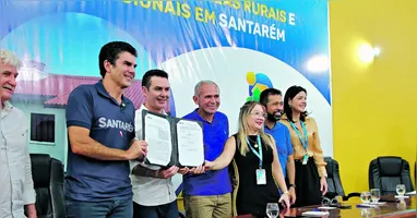 O governador Helder Barbalho, o ministro Jader Filho e outras autoridades durante a assinatura dos contratos que trarão investimentos importantes para a cidade