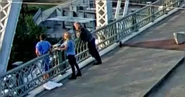 Momento em que Jon Bon Jovi salva mulher que tentava pular de uma ponte nos EUA.