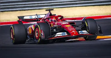 Com uma largada impecável e um ritmo de corrida intenso, Charles Leclerc liderou a dobradinha da Ferrari ao lado de Carlos Sainz.