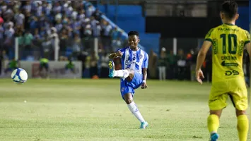 Suspenso pelo terceiro cartão amarelo, Cazares é um dos jogadores que vai desfalcar o Papão contra o Goiás