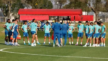 Dorival Júnior orienta jogadores da Seleção Brasileira em treino de preparação para a partida contra o Equador.