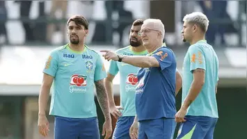 Lucas Paquetá, Fabrício Bruno, Dorival Júnior e Bruno Guimarães conversam em treino antes da partida diante do Chile.