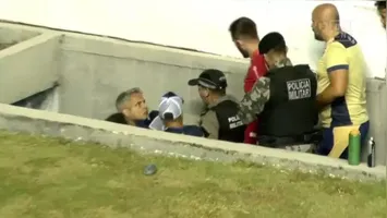 Rodrigo Santana perdeu a cabeça após a expulsão e se envolveu em discussão com torcedores e policiais militares da Paraíba.
