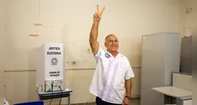 Edmilson cumprimentou eleitores na fila antes de votar