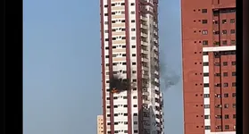 Fogo e fumaça atinge um dos apartamentos do edifício