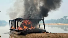 PF inutiliza balsa de garimpo em terra Kayapó