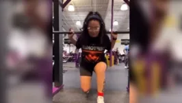 Ariatna Lizeth Mata Esparza, de 22 anos, desmaiou após levantar muito peso durante um exercício de agachamento com barra.