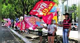 As bandeiradas tomam conta da cidade na época eleitoral e passam a fazer parte do cenário.