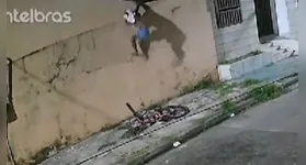 Homem escala muro para roubar bicicleta no Marco