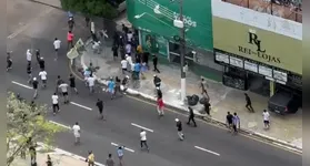 Momento em que torcedores do Paysandu correm atrás de rivais