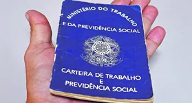 Trabalhadores podem receber benefícios com a demissão, como o FGTS e o seguro-desemprego.