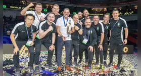 Marquinhos Xavier (com a taça), junto à comissão técnica do Brasil