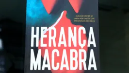 O mistério e o horror se encontram na capa de Herança Macabra, onde o passado sinistro de Felicitas Sánchez Aguillón ganha vida nas páginas de Verónica E. Llaca.