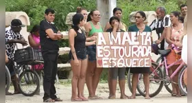 Fãs se concentram em frente ao presídio para apioar Deolane, mas nem todos estão contentes