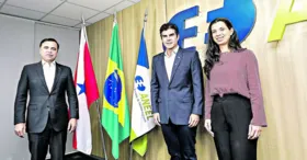 O governador Helder Barbalho esteve na sede da Aneel e foi recebido pelo diretor-geral da entidade, Sandoval Feitosa e por Agnes da Costa, também diretora