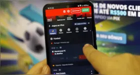 Tela de um celular acessando uma plataforma de apostas esportivas