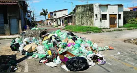 A situação é tão crítica que parte das vias da cidade ficam praticamente fechadas com lixo