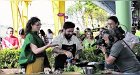 Cátia Fonseca e o chef Leo Modesto durante transmissão ao vivo do programa, na capital paraense.