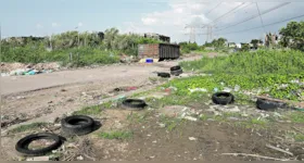 Pneus ao ar livre costumam acumular água e acabam elevando o risco para a dengue