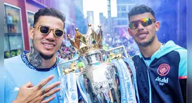 Matheus Nunes (à direita) ao lado do goleiro da Seleção, Ederson, na comemoração do título da Premier League