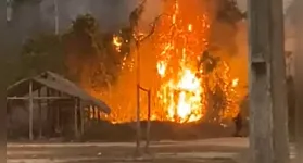 Pelo menos uma casa dentro de uma aldeia da reserva foi consumida pelo fogo