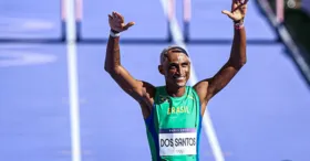 Alison dos Santos fecha a prova das eliminatórias em terceiro lugar, com o tempo de 48s62 e está classificado para a semifinal dos 400m com barreiras.