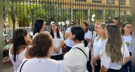 Amigos, familiares e membros da comunidade escolar se reuniram em frente à escola Santa Rosa para homenagear Kaique.