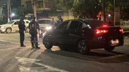 Carro em que a vítima estava, que foi alvo de tiros