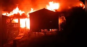 O incêndio aconteceu de madrugada e acabou com quatro casas do bairro