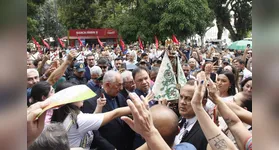 Imagem peregrina de Nossa Senhora de Nazaré chega a sede da Alepa nas mãos do presidente deputado Chicão.