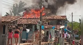 Chamas consomem a casa, em Cachoeira do Arari