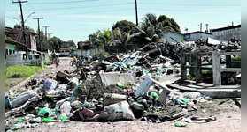 Lixo acumulado vem fazendo parte do cenário de várias ruas da cidade. Moradores reclamam, mas situação não é resolvida