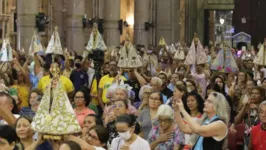 Fiéis erguem imagens de Nossa Senhora durante Missa do Mandato para serem abençoadas