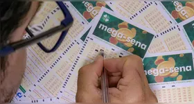 Mega-Sena: o jogo simples, com seis números marcados, custa R$ 5..