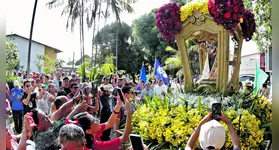 Procissão seguiu por 4,5 quilômetros, com muitas homenagens.