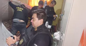 Policiais, por meio de mandado, inspecionaram residências de suspeitos