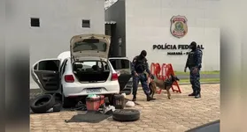 O carro do alvo foi apreendido e o canil da Guarda Municipal foi acionado para auxiliar nas buscas por entorpecentes no interior do veículo