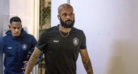 Pedro Vitor (ao fundo) e Bruno Silva estão suspensos