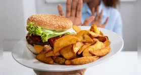 Entre os itens considerados prejudiciais à saúde, estão alimentos processados, refrigerantes, fast food, doces e carnes processadas.