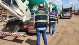 Três betoneiras novinhas, caminhões que misturam e transportam concreto, tentaram entrar no estado sem os devidos documentos de recolhimento fiscal