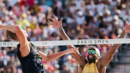 Dupla brasileira caiu para a melhor do mundo no vôlei de praia e se despedem de Paris