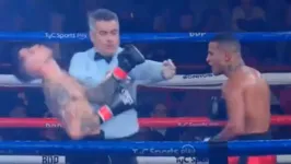 Nocaute depois de soar o sino é proibido no boxe: desclassificação do brasileiro