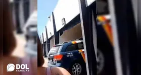 Garota de programa trans aparece sacudindo a chave de uma suíte enquanto filma um policial militar fardado entrando na garagem