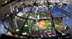 Estádio de beisebol teve telhado arrancado por tempestade.