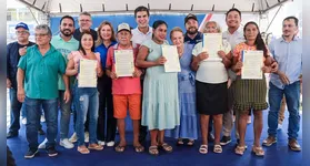 Agricultores de várias comunidades rurais de Abaetetuba recebem o título de seus terrenos das mãos do governador